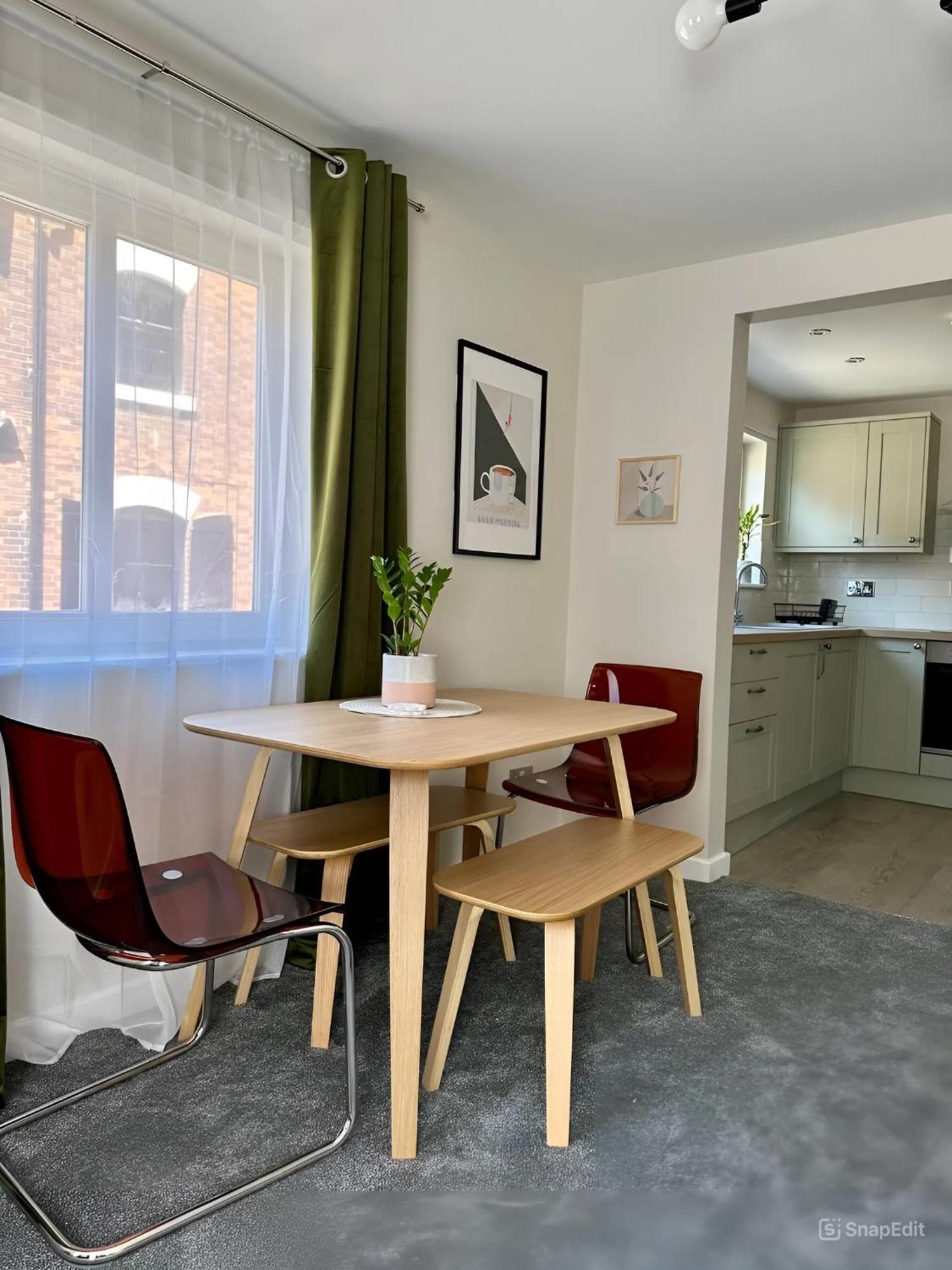 Apartment Modern With Free Parking. Located In York's Historical Building