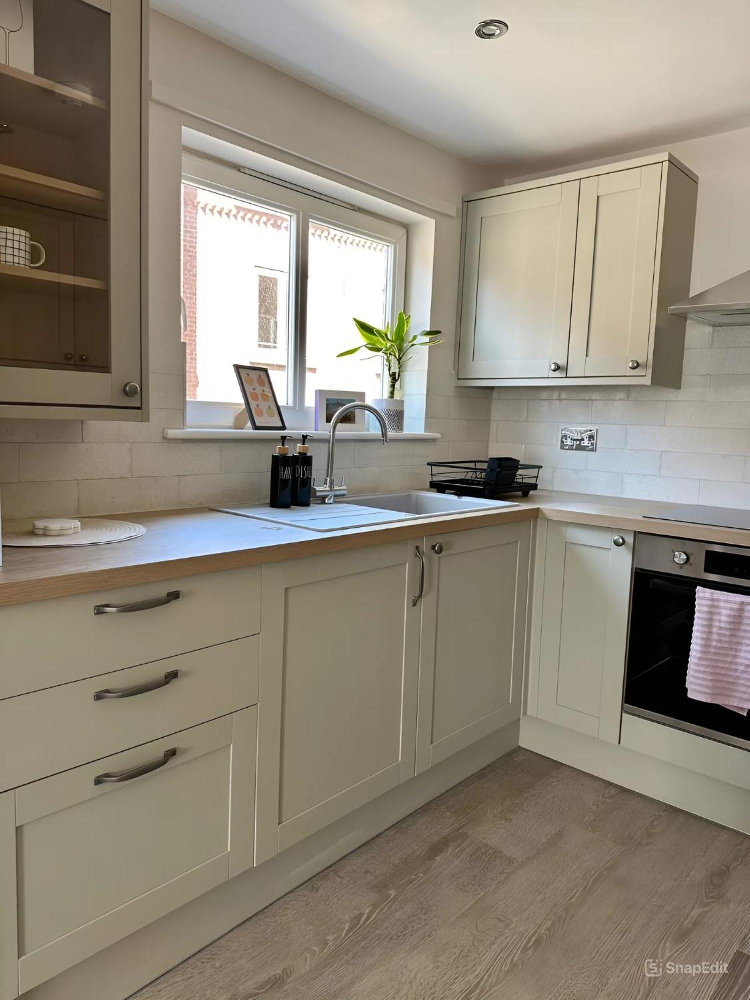 Modern With Free Parking. Located In York's Historical Building Apartment York