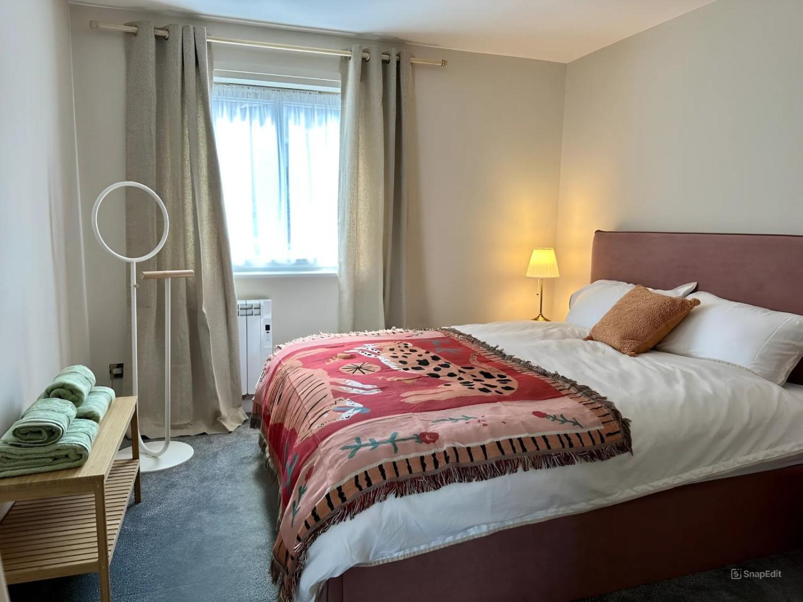 Modern With Free Parking. Located In York's Historical Building Apartment York