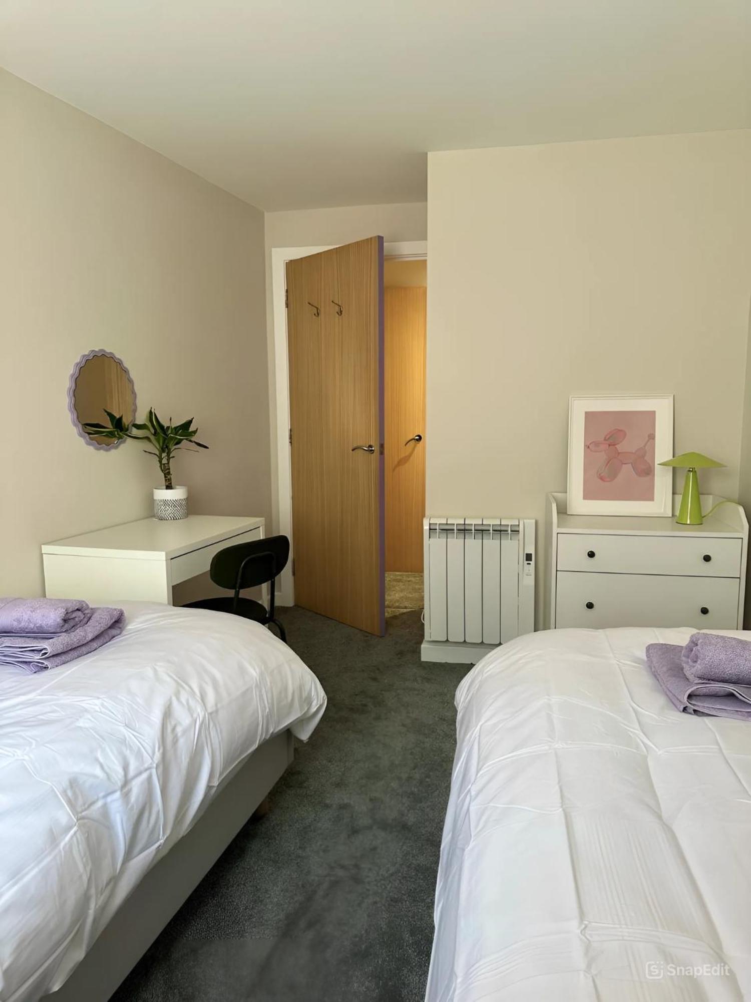 Modern With Free Parking. Located In York's Historical Building Apartment *
