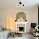 Central Modern Apartment With Free Parking. Located In York\'S Historical Building