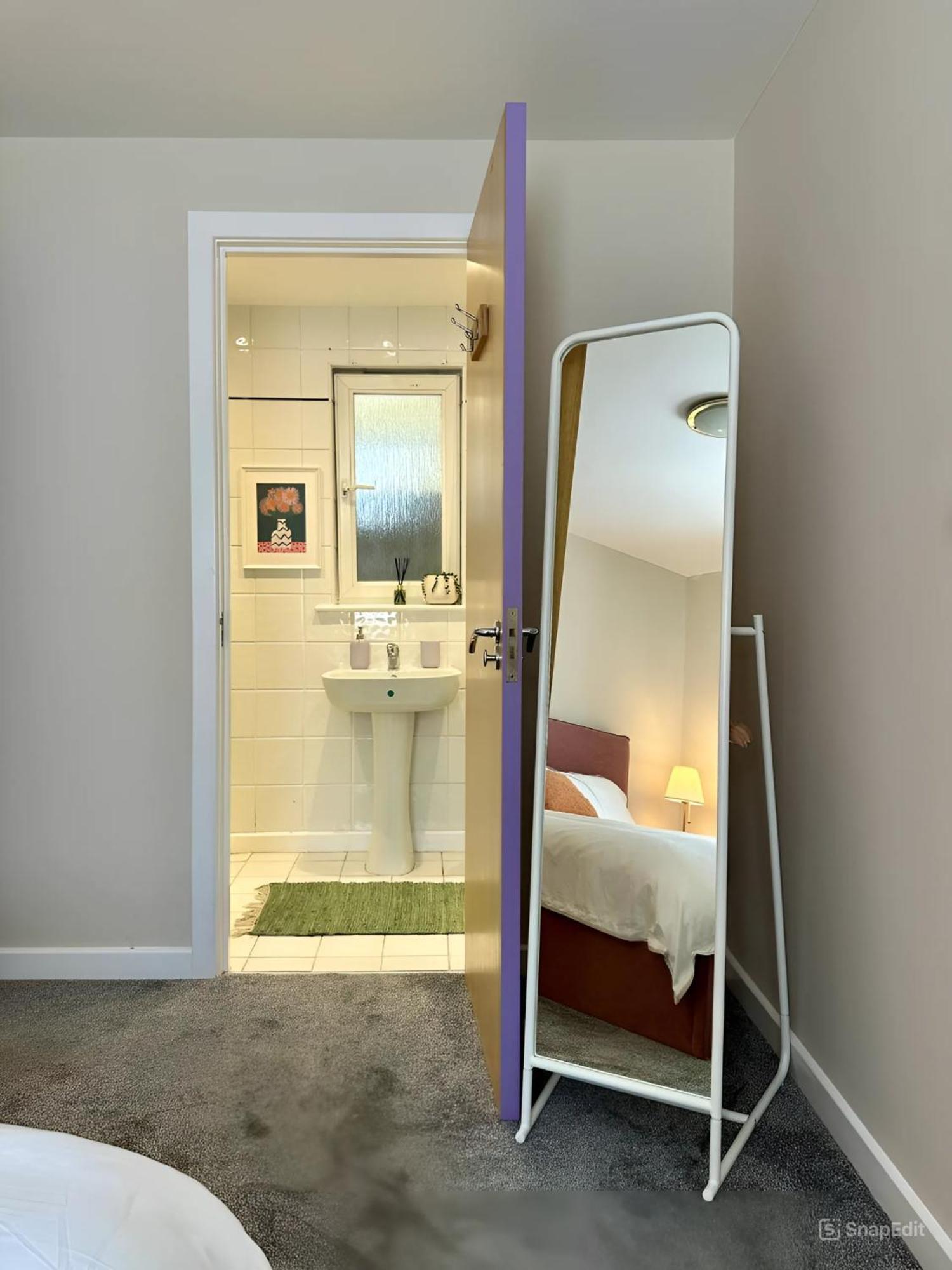 Modern With Free Parking. Located In York's Historical Building *